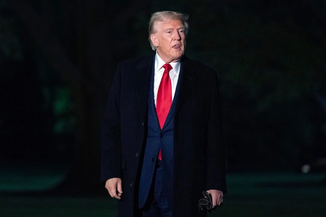 El presidente Donald Trump habla con periodistas mientras camina por el jardín sur de la Casa Blanca en Washington, el 13 de abril de 2025.