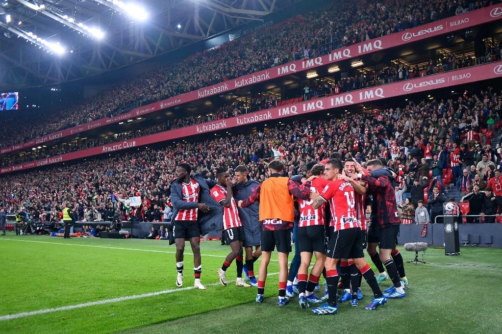 Señalan que los cánticos incitan a la violencia, son de carácter xenófobo o racista, y constituyen un desprecio a las personas intervinientes en un partido de fútbol. Foto Afp