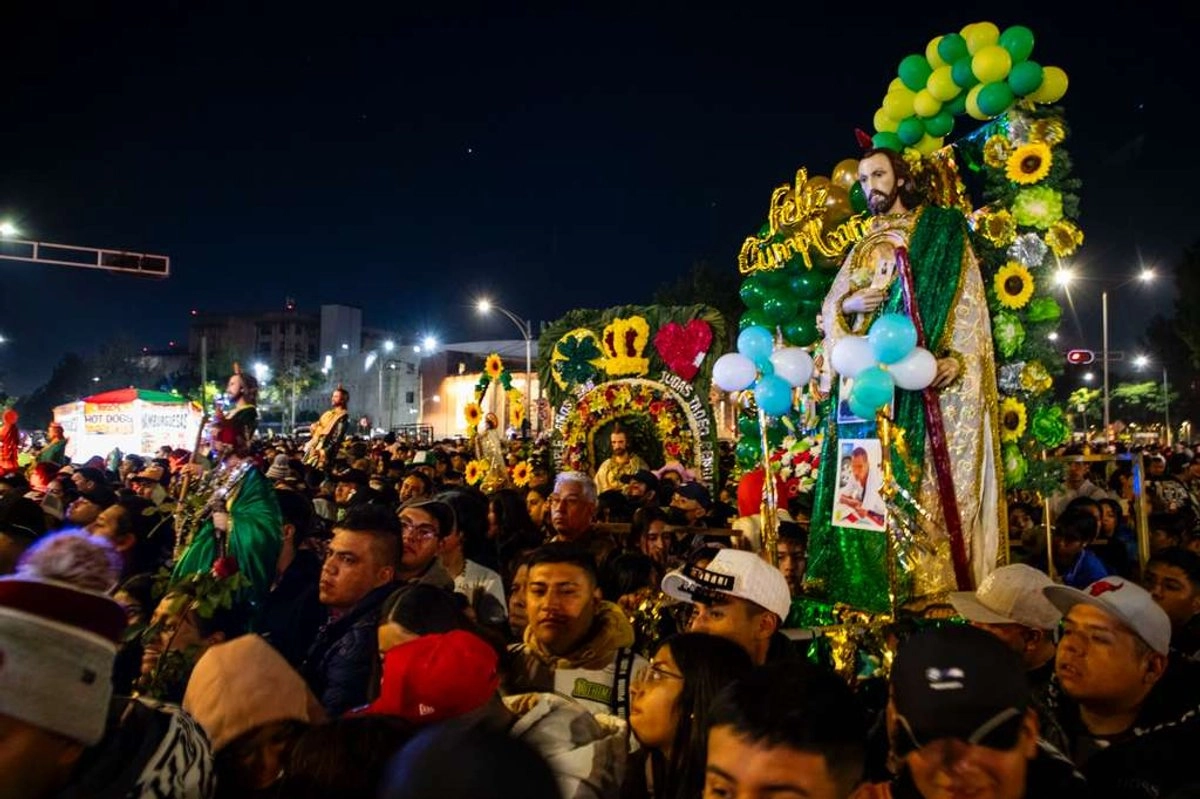 Con flores, música y fuegos artificiales, cientos de devotos a San Judas Tadeo asisten a la parroquia de San Hipólito, en avenida Hidalgo y Paseo de la Reforma, para celebrar el día del santo de las causas difíciles, en la Ciudad de México, el 28 de octubre de 2025. Foto 