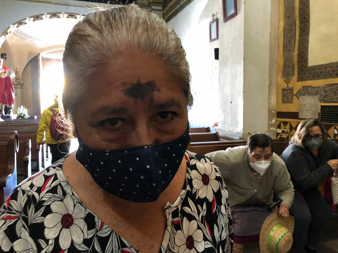Una mujer recibe la ceniza en una iglesia de la CDMX. Foto Luis Castillo 