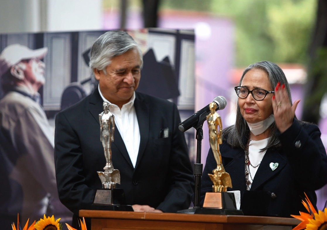Rosa Eugenia Báez de Cazals y Juan Antonio de la Riva, presidente de la Sociedad Mexicana de Directores y Realizadores de Obras Audiovisuales, durante el homenaje a Felipe Cazals, el 21 de octubre de 2021. Foto Guillermo Sologuren