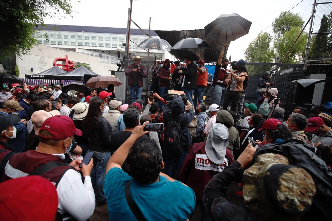 Félix Salgado Macedonio, Mario Delgado, Gerardo Fernández Noroña y Ovidio Peralta, entre otros, encabezan un mitin frente a las instalaciones del INE. Foto Cristina Rodríguez