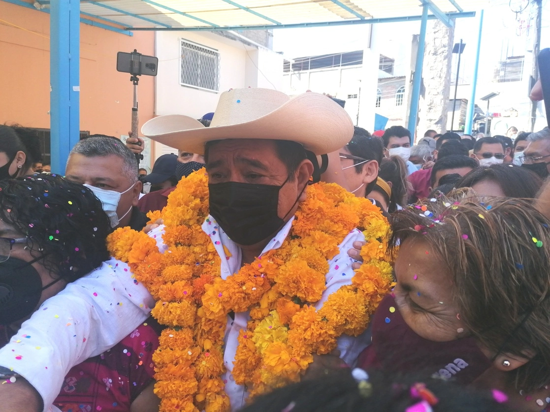 Unas 30 mujeres le hicieron una valla y le colocaron varias coronas de flores en el cuello al candidato de Morena para gubernatura de Guerrero, Félix Salgado Macedonio, el 15 de marzo de 2021. Foto Sergio Ocampo Arista