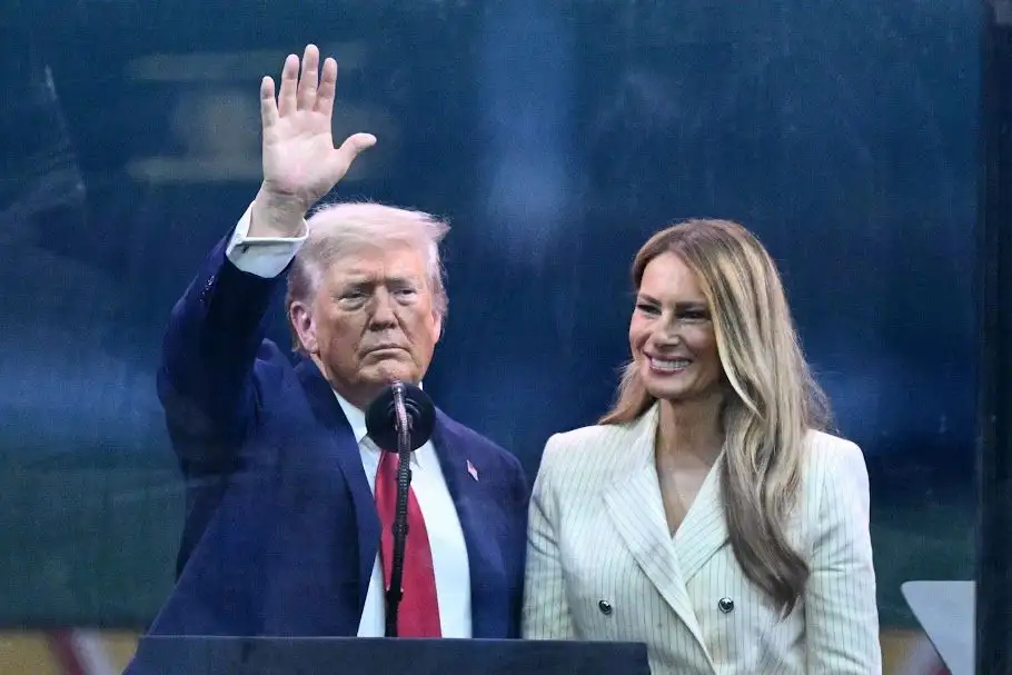 El presidente de Estados Unidos, acompañado de su esposa, Melania, saludó a los asistentes, menos de los que se esperaban, en el centro de Washington. Foto 