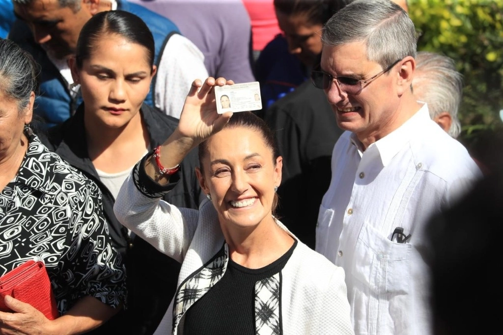 Claudia Sheinbaum Pardo, candidata presidencial de la Coalición Sigamos Haciendo Historia, muestra su credencial del INE previo a emitir su sufragio en la casilla ubicada en la calle Duraznos en la colonia San Andrés Totoltepec, alcaldía Tlalpan, el 2 de junio de 2024. 
Foto Luis Castillo 