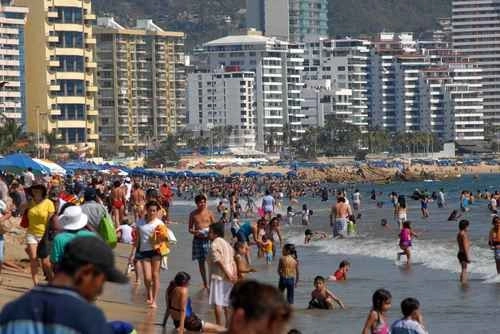 Vacacionistas en playas de Acapulco, Guerrero. Foto Notimex / Archivo