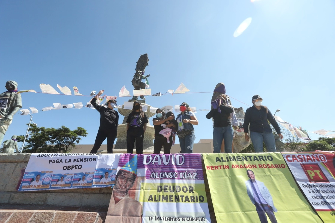 La ‘Patrulla Feminista’ colocó el "tendedero de deudores alimentarios" en la Fuente de las Ocho Regiones de Oaxaca. Foto Jorge A. Pérez Alfonso