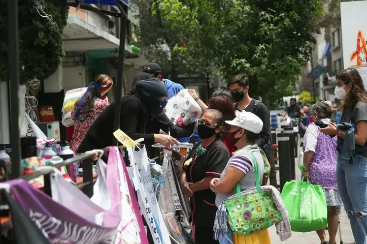 Personas entregan despensas a las integrantes de los colectivos feministas que permanecen dentro de las instalaciones de la Comisión Nacional de los Derechos Humanos, en el Centro Histórico. Foto Yazmín Ortega Cortés