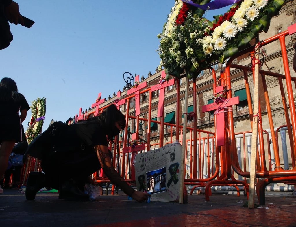 Integrantes de colectivos colocaron ofrendas frente a Palacio Nacional. Foto Guillermo Sologuren
