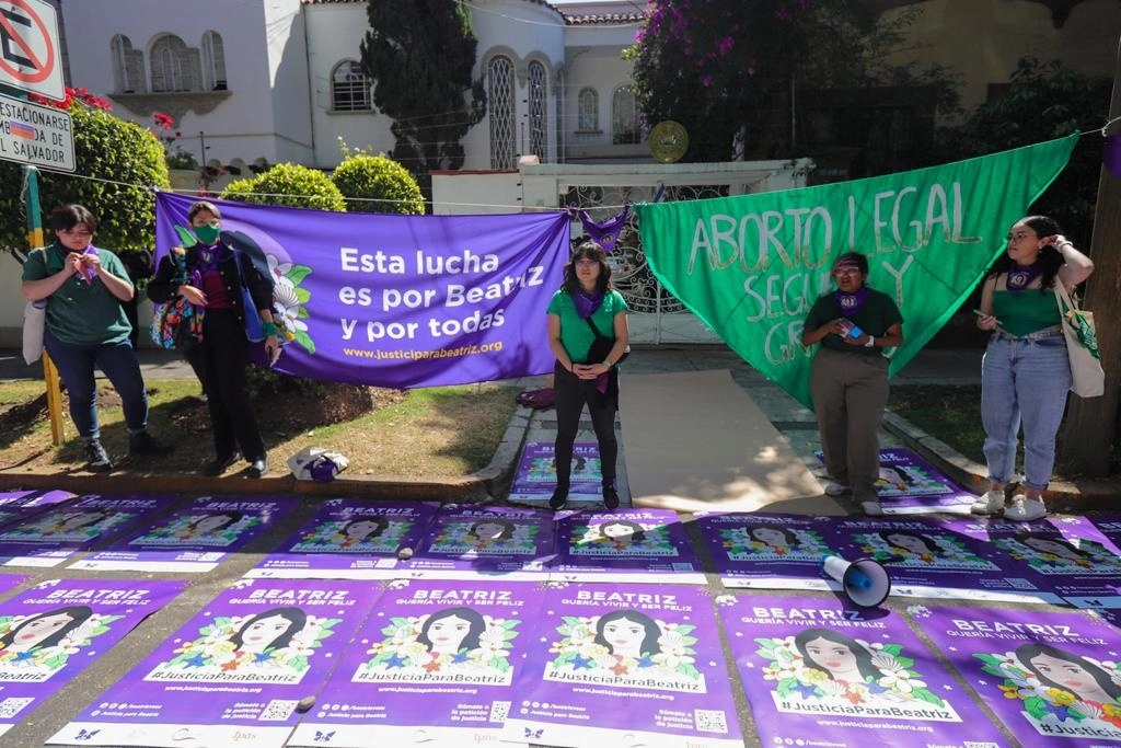 Integrantes de diversas organizaciones en favor de los derechos humanos protestan frente a la embajada de la República de El Salvador, para exigir justicia para Beatriz, una joven que en 2013 se le denegó la realización de un aborto para salvar su salud y vida. Foto Pablo Ramos