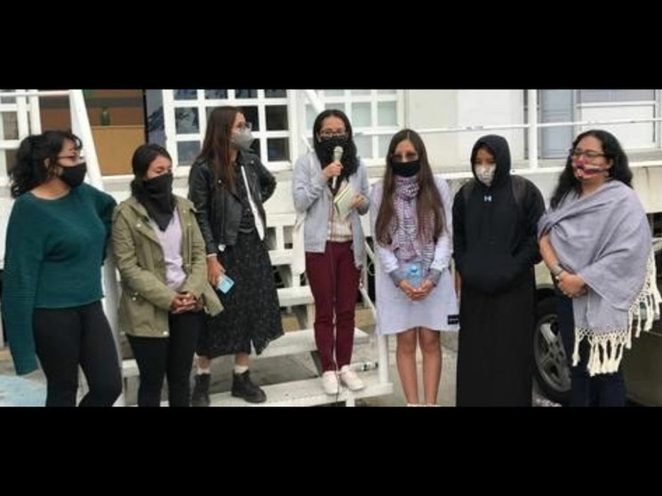 Frente a las instalaciones de la Fiscalía General de Justicia del Estado de México en Ecatepec, siete de las 11 mujeres que fueron desalojadas el pasado viernes de las oficinas de Comisión de los Derechos Humanos de la entidad ofrecieron una conferencia de prensa para dar a conocer su pliego petitorio. Foto Javier Salinas Cesáreo