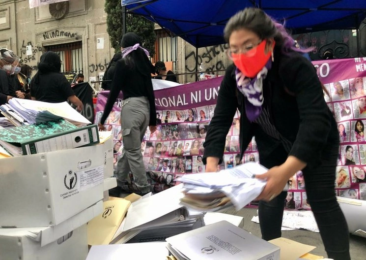 Integrantes de colectivos feministas durante la extracción de documentos. Foto Roberto García