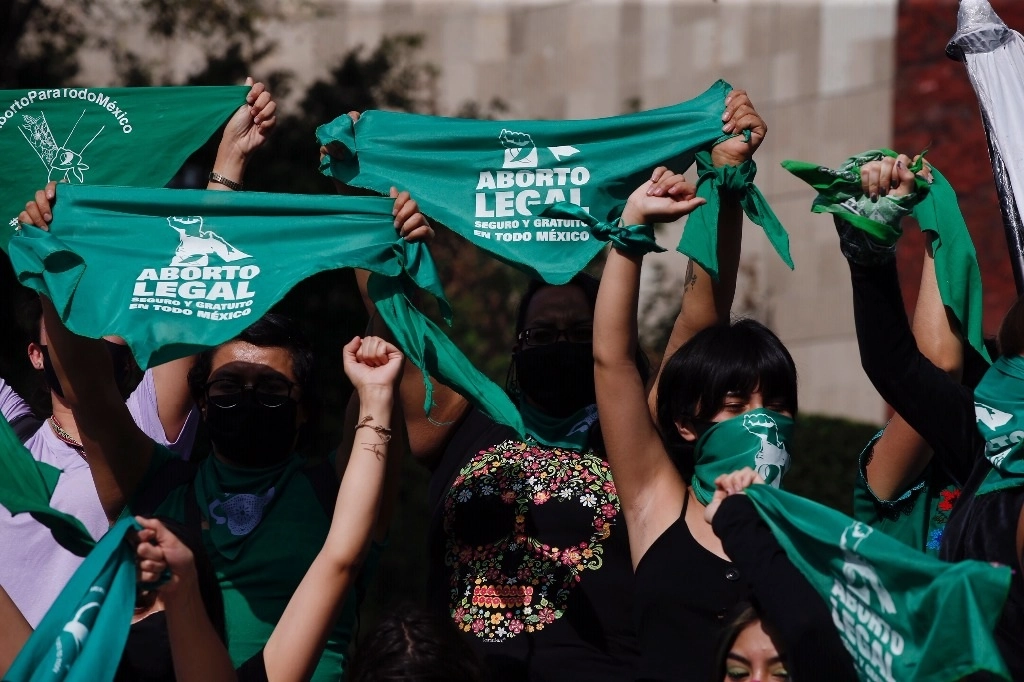 Durante un "pañuelazo" frente al Congreso de la Unión durante el Día de Acción Global por el Aborto Legal, el pasado 28 de septiembre. Foto Cristina Rodríguez