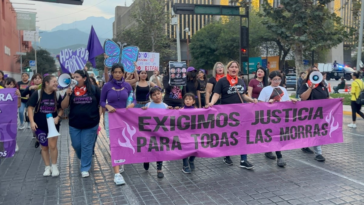 Durante la marcha del 25N, feministas criticaron la falta de coordinación de municipios y la discrepancia entre los datos ciudadanos y los de la Fiscalía estatal; pese a la baja asistencia, se colocaron denuncias en vallas frente al Palacio de Gobierno. Foto