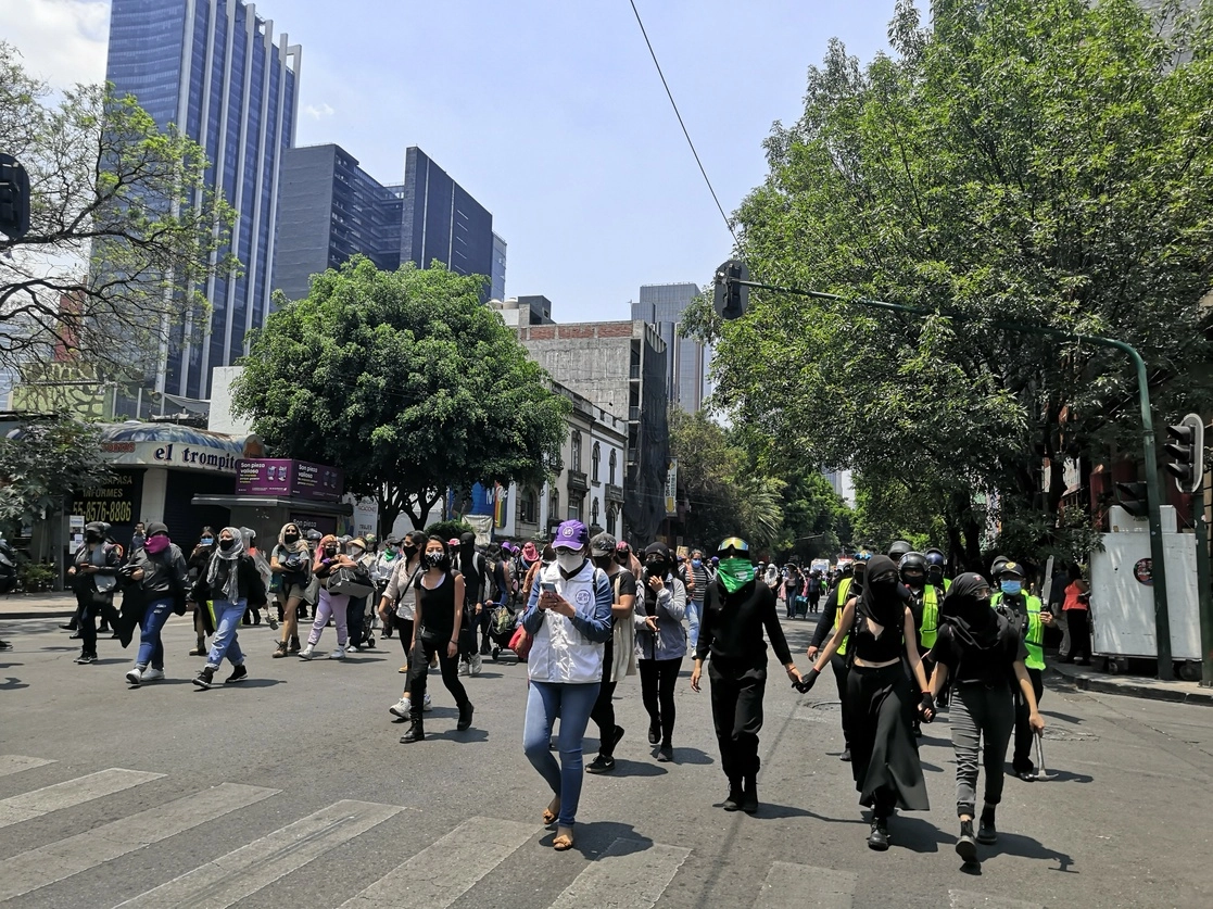 La Secretaría de Gobierno de la CDMX informó que fueron 150 mujeres quienes realizaron pintas y destrozos en la calle de Madero y la plaza de Reforma 222. Foto Elba Mónica Bravo