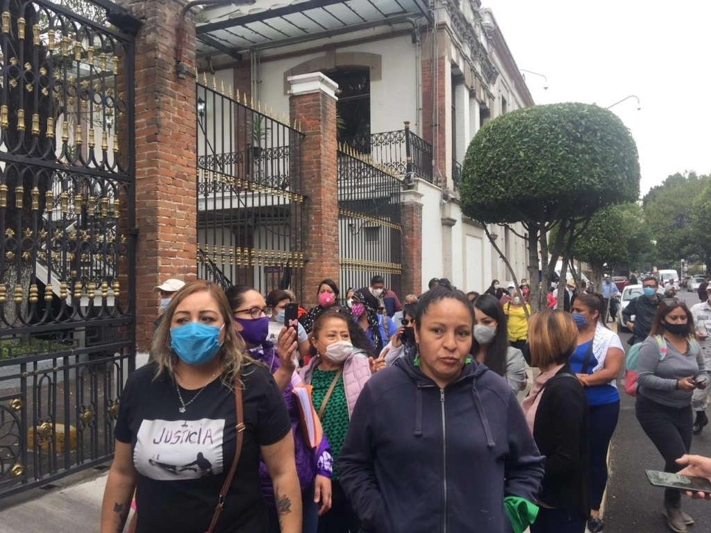 Activistas llegan a la Secretaría de Gobernación para reunirse con Olga Sánchez Cordero y con la titular de la CNDH, Rosario Piedra Ibarra. Foto Fernando Camacho