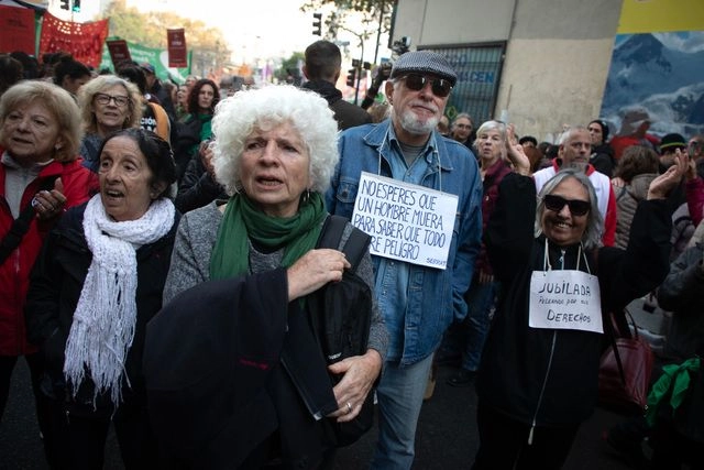 Grupos de jubilados, acompañados por agrupaciones de izquierda, marchan cada miércoles al Parlamento en reclamo por los bajos niveles de sus pensiones. Foto 