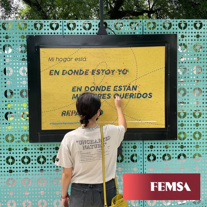 Visitante en una exposición de Fundación Femsa. Foto del twitter de la empresa