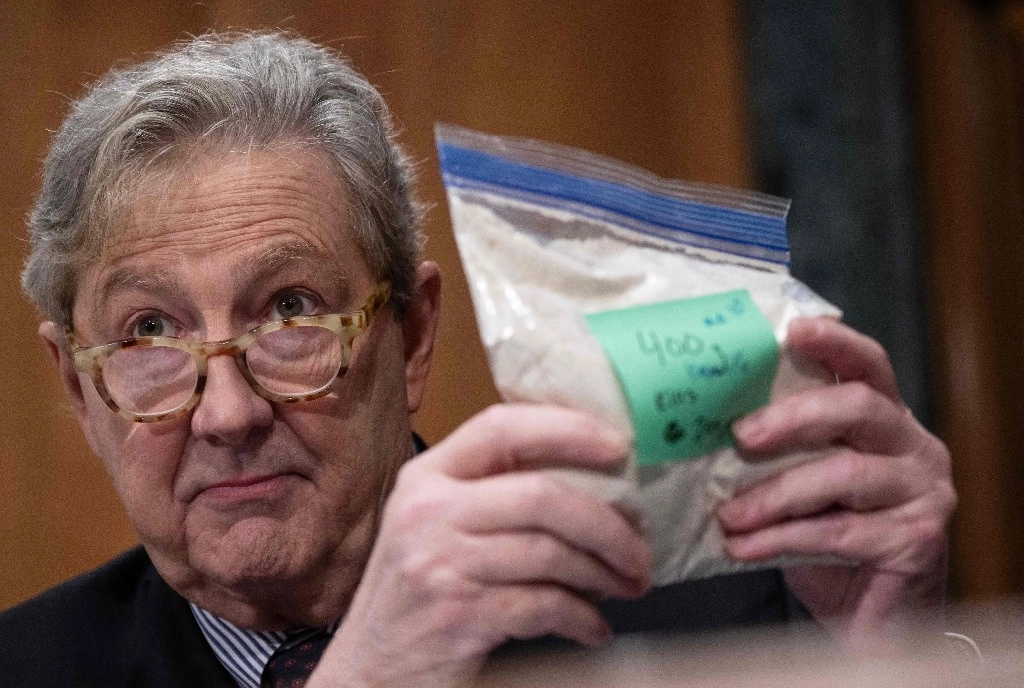 El senador estadounidense John Kennedy (R-MS) sostiene una bolsa que representa el fentanilo durante una audiencia del Comité de Banca, Vivienda y Asuntos Urbanos del Senado en Washington, DC el 11 de enero de 2024. Foto Afp
