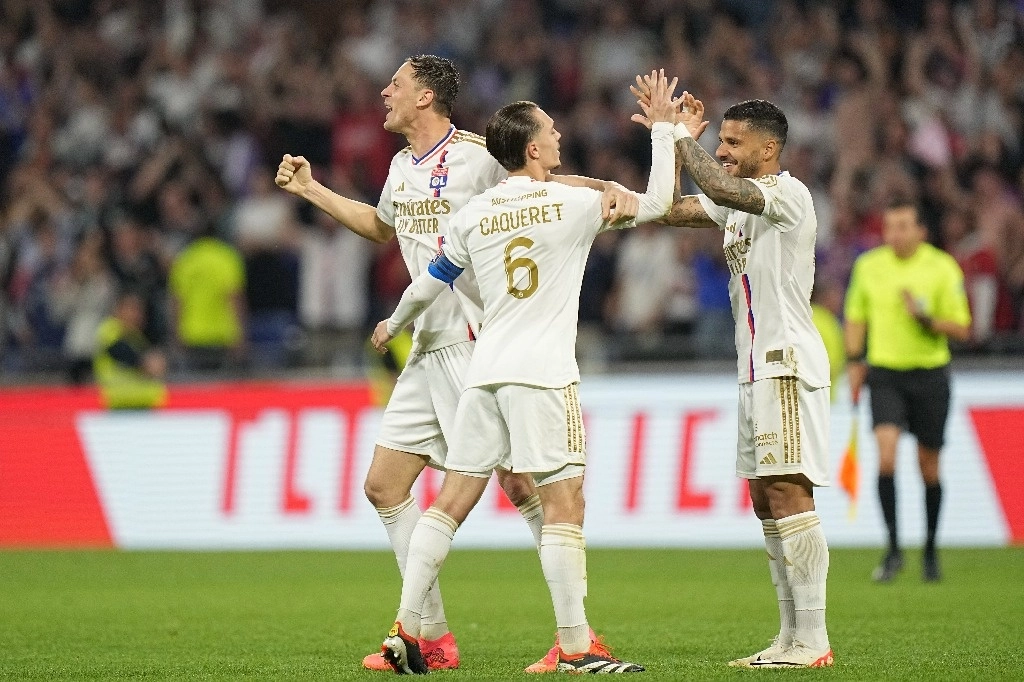 Jugadores del Lyon celebran la victoria de último minuto conseguida ante Brest en la fecha  29 de la Ligue 1. Foto Ap