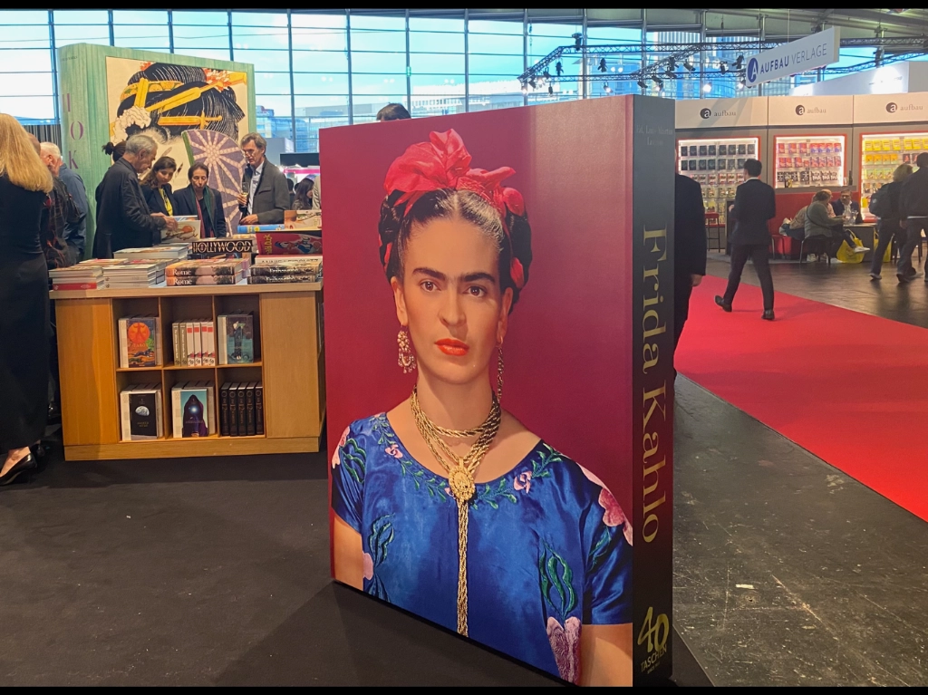 El Stand de la editorial alemana Taschen promoviendo el libro sobre Frida Kahlo. Foto  Alia Lira Hartmann