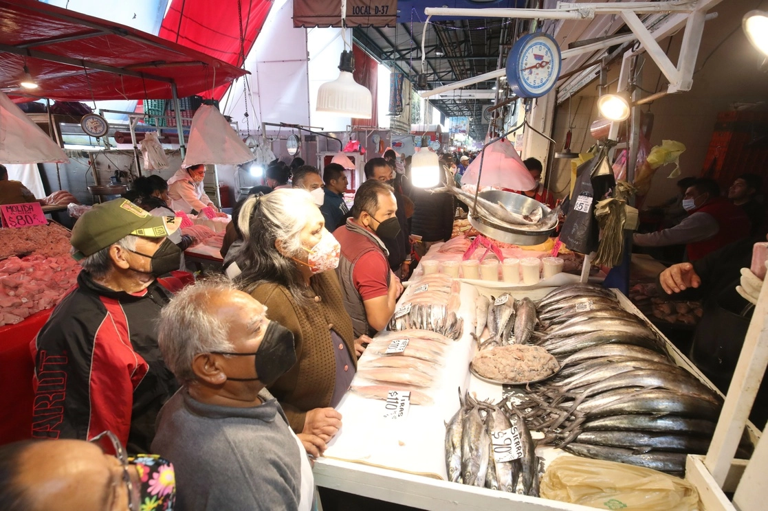 El Mercado de La Viga en CDMX, es el segundo mayor centro de venta de pescados en el mundo. Foto Luis Castillo / Archivo