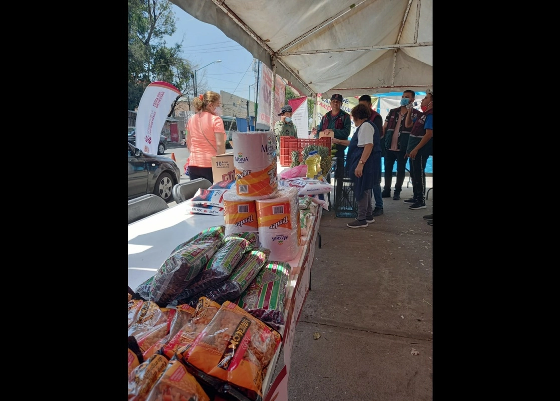 Ante la ola de alzas y los precios elevados en los centros comerciales, mucha gente busca ahorrar mientras mejora la situación económica. Foto Rocío González Alvarado
