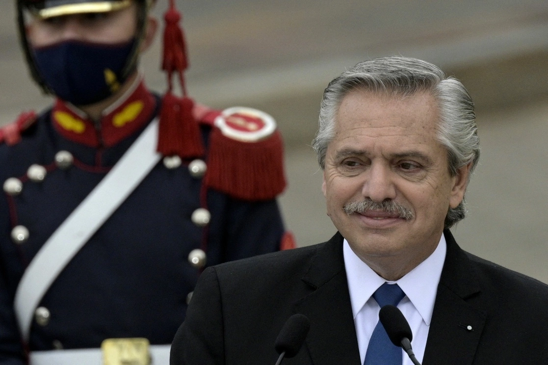 El presidente de Argentina, Alberto Fernández, durante una conferencia que ofreció junto al primer ministro de España, Pedro Sánchez (fuera del marco), frente a la Casa Rosada, en Buenos Aires, el 9 de junio de 2021. Foto Afp 