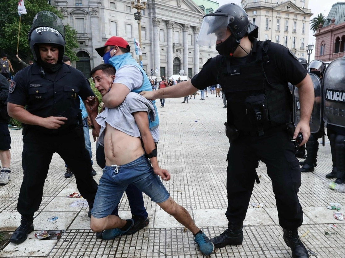 Policías de la ciudad de Buenos Aires reprimieron el pasado jueves a aficionados que intentaron ingresar a la Casa Rosada para despedir a Diego Armando Maradona. Foto Afp
