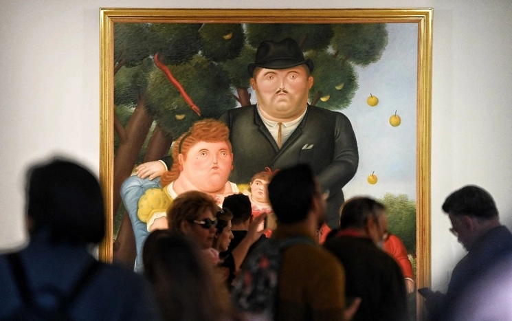 Visitantes al Museo Botero en Bogotá, Colombia, observan la pintura ‘Una Familia’ del artista colombiano Fernando Botero, el 15 de septiembre de 2023. Foto Afp