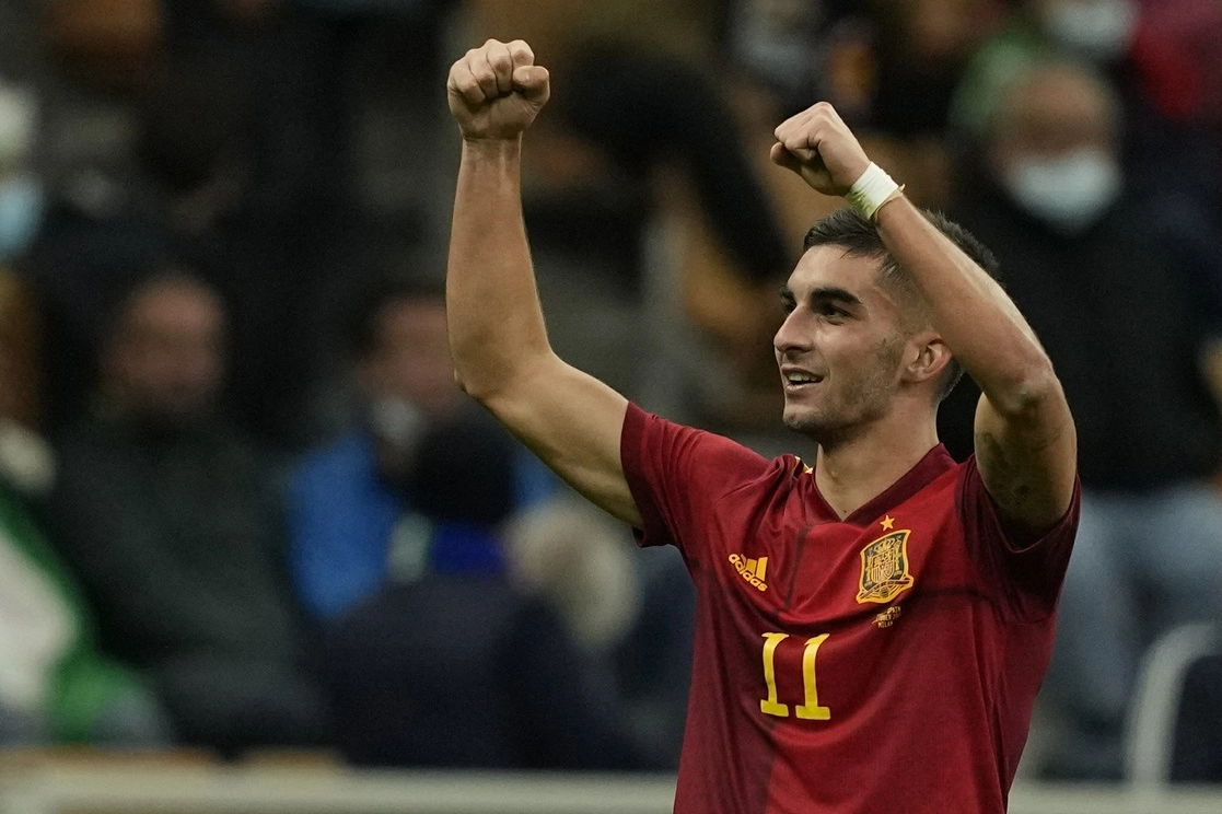 El delantero internacional español del Manchester City, Ferrán Torres, firmó con el Barcelona por cinco años, hasta 2027, anunció el club catalán. Foto Ap / Archivo