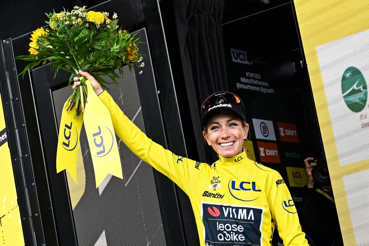 La ciclista francesa Pauline Ferrand-Prevot, luce el 'maillot' amarillo tras ganar la octava etapa del Tour de Francia femenil, en Saint-François-Longchamp, el 2 de agosto de 2025. Foto  
