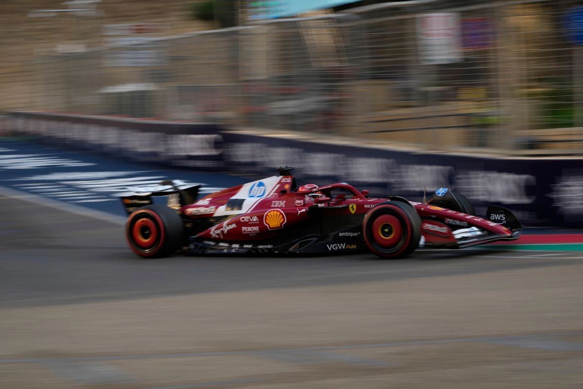 El piloto de Ferrari Charles Leclerc de Mónaco en acción durante la segunda práctica para el Gran Premio de Fórmula Uno de Azerbaiyán en Bakú, Azerbaiyán, el 19 de septiembre de 2025.