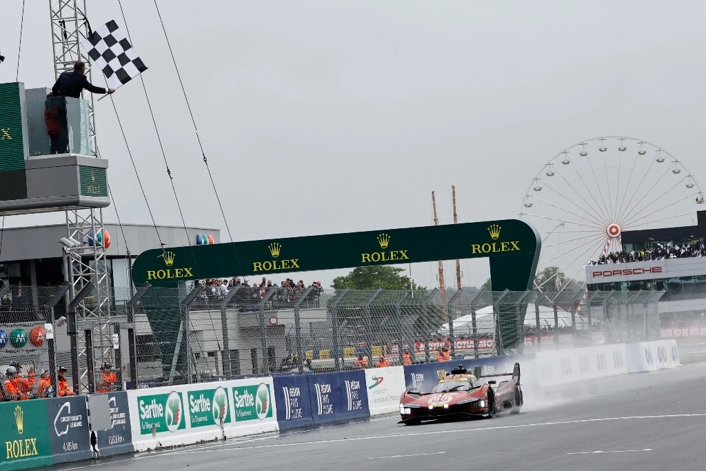 El piloto danés Nicklas Nielsen en su Ferrari 499P Hybrid Hypercar WEC cruza la línea de meta en las 24 Horas de Le Mans, carrera de autos deportivos, el domingo 16 de junio de 2024, en Le Mans, Francia. Foto Ap