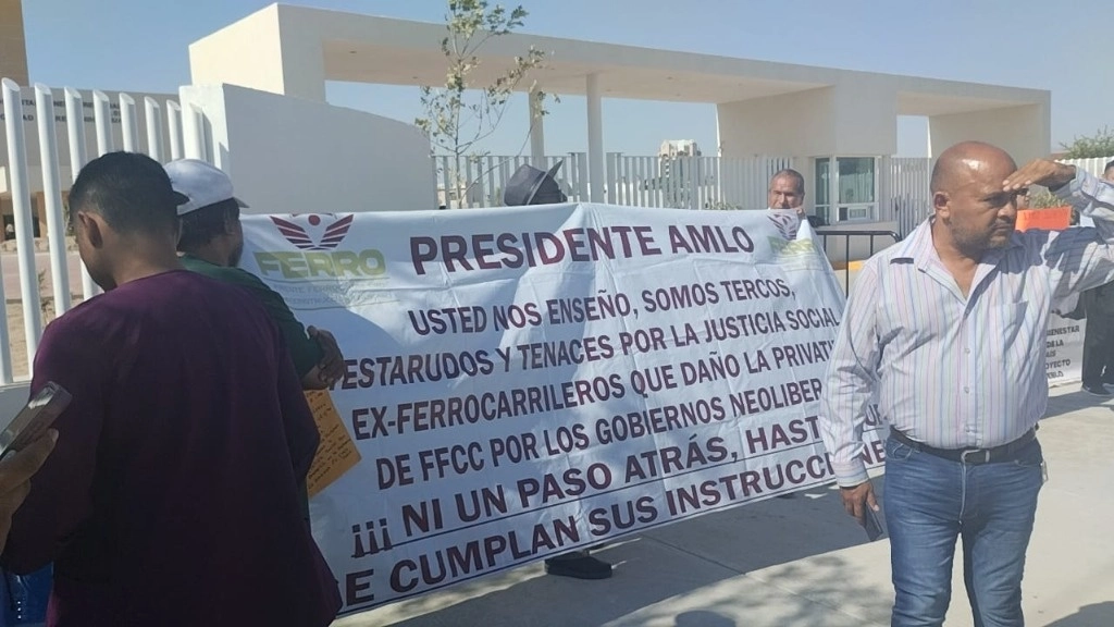 Protesta por parte de Ferrocarrileros, ex trabajadores del IMSS en los accesos al Hospital de Especialidades número 2 del IMSS. Foto Guadalupe Parada