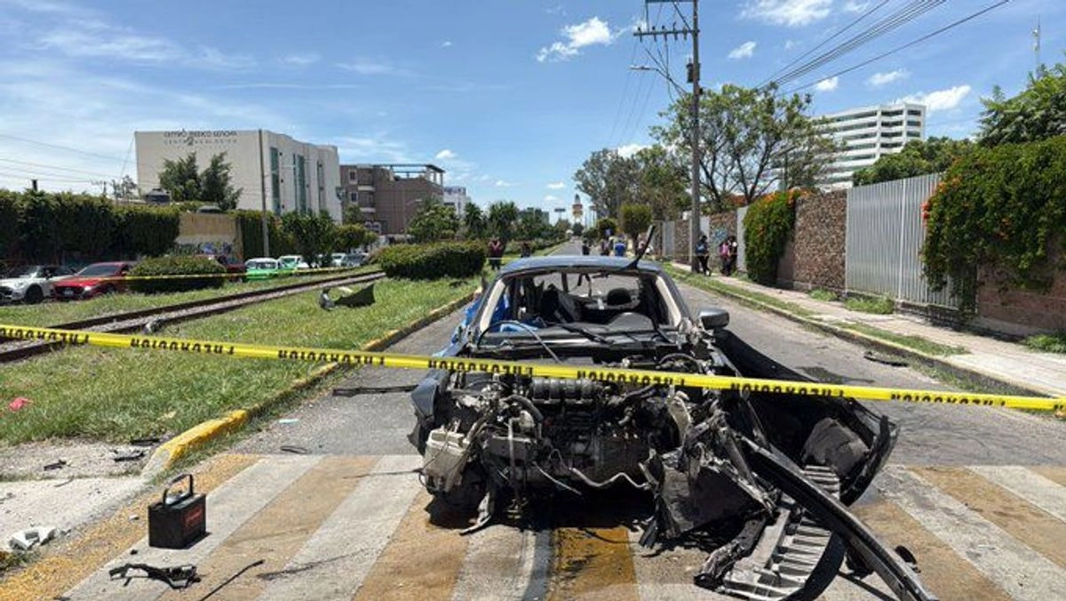 En Irapuato, seis personas perdieron la vida luego de que el vagón de un tren de Ferromex embistiera tres autos y una motocicleta. Foto 