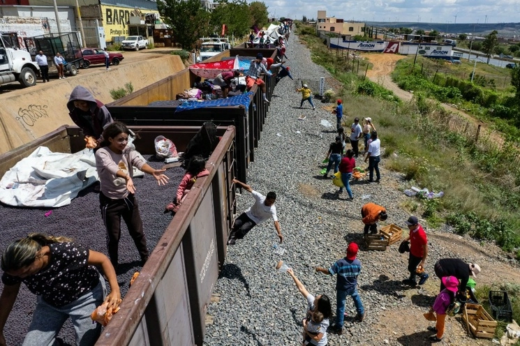 La firma ferroviaria indicó que en sus patios de operaciones en diversas entidades hay migrantes que esperan subirse a los trenes que equivalen a 800 camiones, con la finalidad de lograr cruzar a Estados Unidos. La imagen, en Zacatecas. Foto Cuartoscuro / Archivo