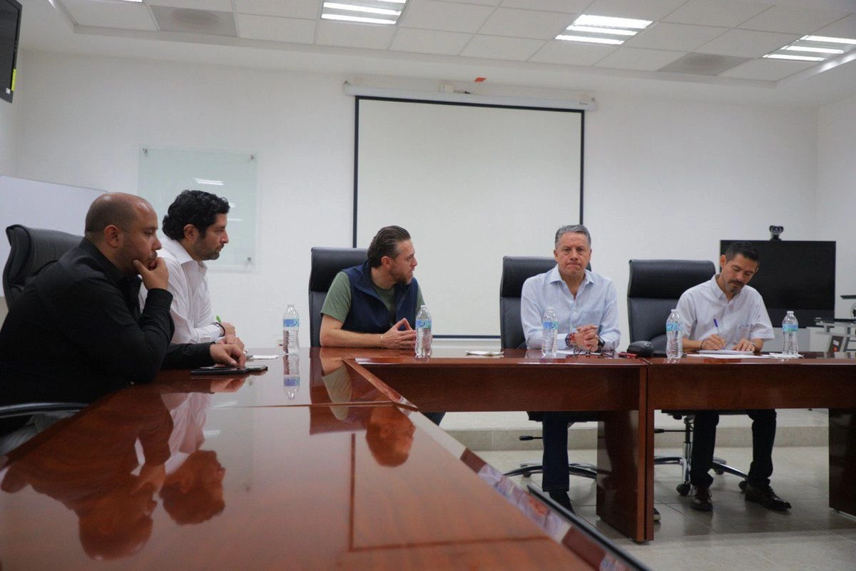 La Fiscalía General del Estado (FGE) informó que se reunió con representantes de Ferromex para impulsar acuerdos reparatorios con víctimas del accidente en Irapuato. Foto