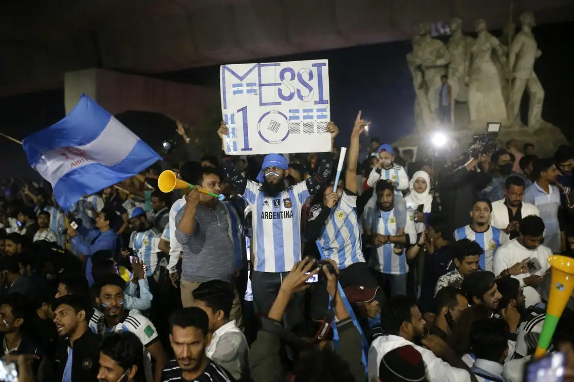Aficionados de Bangladesh celebran la victoria de Argentina en la Copa Mundial de Qatar, en Daca, el pasado 18 de diciembre de 2022. Foto Afp