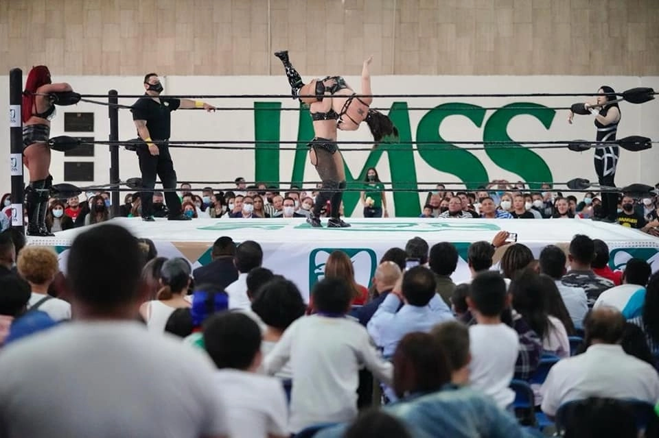El IMSS organizó una función de lucha libre para conmemorar el Día del Niño y de la Niña. Foto tomada de la ceunta de Facebook @IMSSmx
