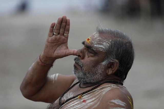 En el Día Internacional del Yoga, en la confluencia de los ríos Ganges y Yamuna en Prayagraj, India. Foto Ap