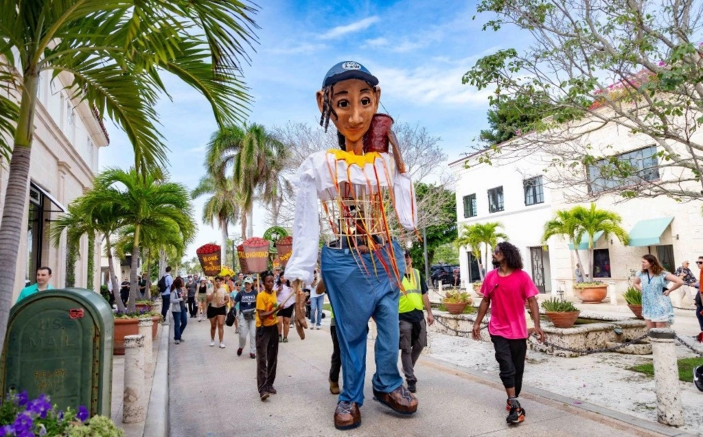 ‘Esperanza’, la marioneta que desfiló por Palm Beach, Florida, con un llamado para presionar a la cadena de comida rápida Wendy’s a sumarse al Programa de Comida Justa. Foto cortesía de la Coalición de Trabajadores de Immokalee 