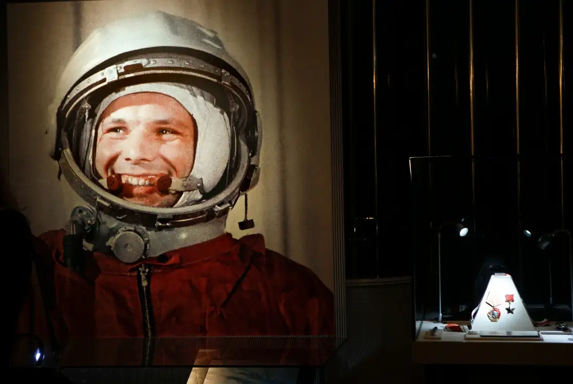 Un retrato de Yuri Gagarin en una exposición en abril de 2011 del 50 aniversario del primer humano en el espacio, en Moscú. Foto Ap