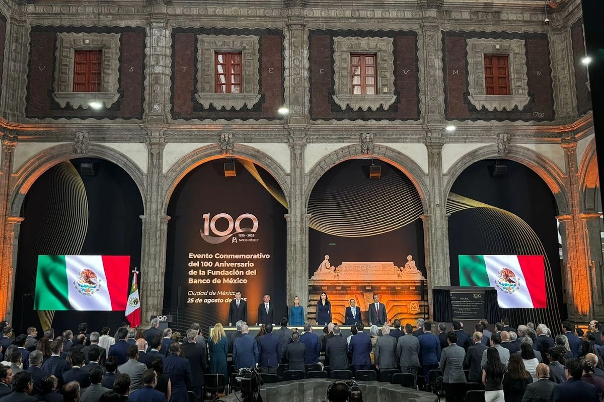 La presidenta Claudia Sheinbaum preside el 100 aniversario de la fundación del Banco de México, en el Museo Interactivo de Economía, en la Ciudad de México, el 25 de agosto de 2025. 