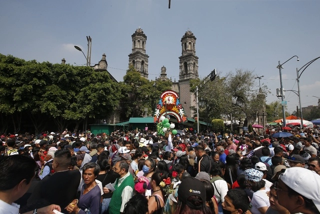 Feligreses durante su visita al Templo de San Hipólito. Foto Alfredo Domínguez 
