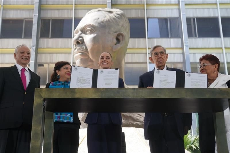 La presidenta Claudia Sheinbaum, en compañía de Víctor Rodríguez Padilla, Clara Brugada, Cuauhtémoc Cárdenas y Ernestina Godoy, promulgó las leyes secundarias en materia energética. Foto 