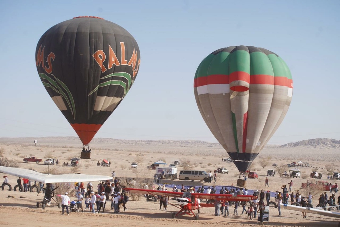 El primer festival aeroespacial “Mexicali en las Alturas” se realizó este sábado en la zona desértica de Méxicali para celebrar el Día de la Niña y del Niño. Foto Antonio Heras