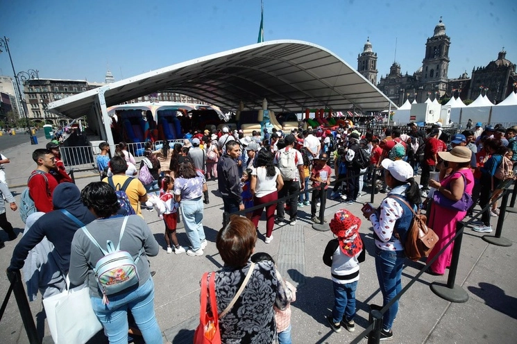 Niñas y niños asisten al ‘Festival de las Niñas y los Niños’ para celebrar a las infancias en su día, en el Zócalo de la Ciudad de México, el 30 de abril de 2023. Foto Cristina Rodríguez