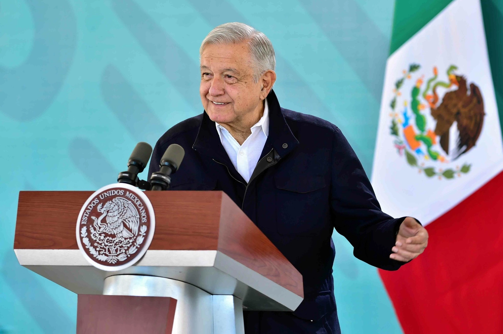 El presidente López Obrador cumple este lunes 13 de noviembre 70 años. En la imagen, durante su conferencia matutina realizada en Cajeme, Sonora. Foto Presidencia 