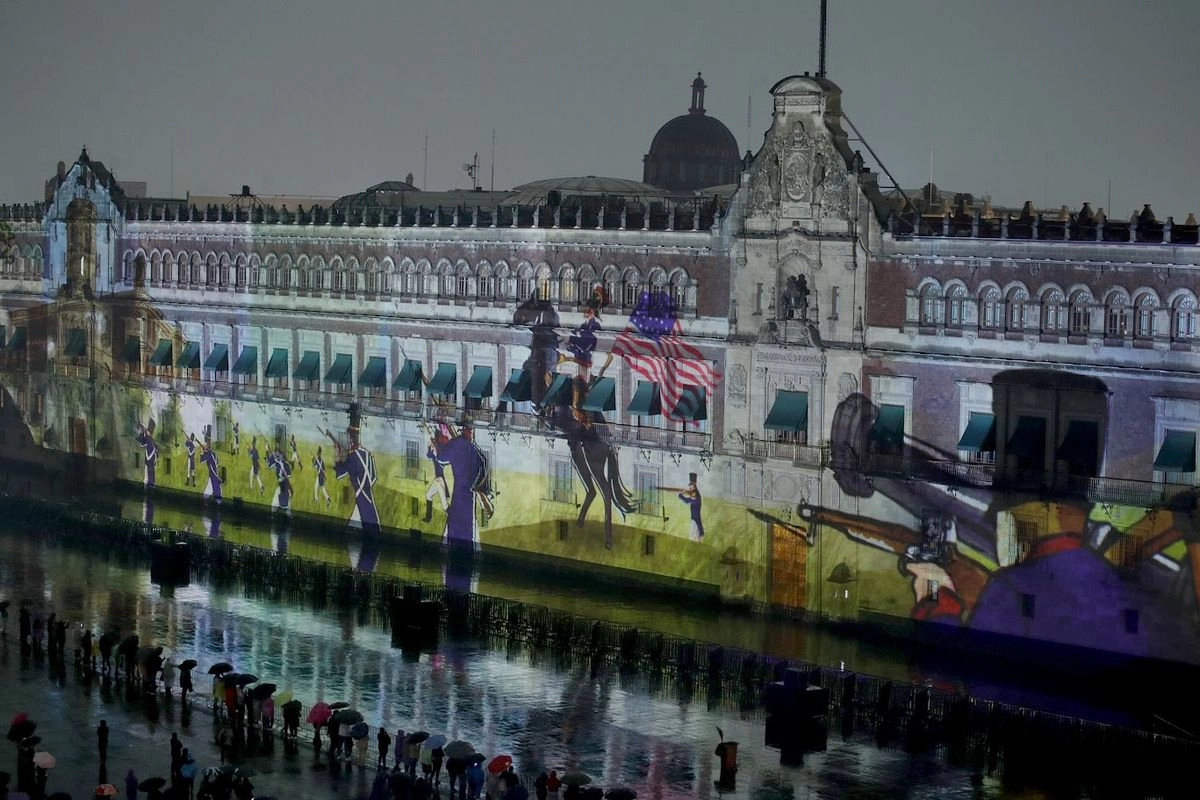 El acto Memoria luminosa: "México-Tenochtitlan 700 años", proyectó imágenes de la historia de México. Foto 